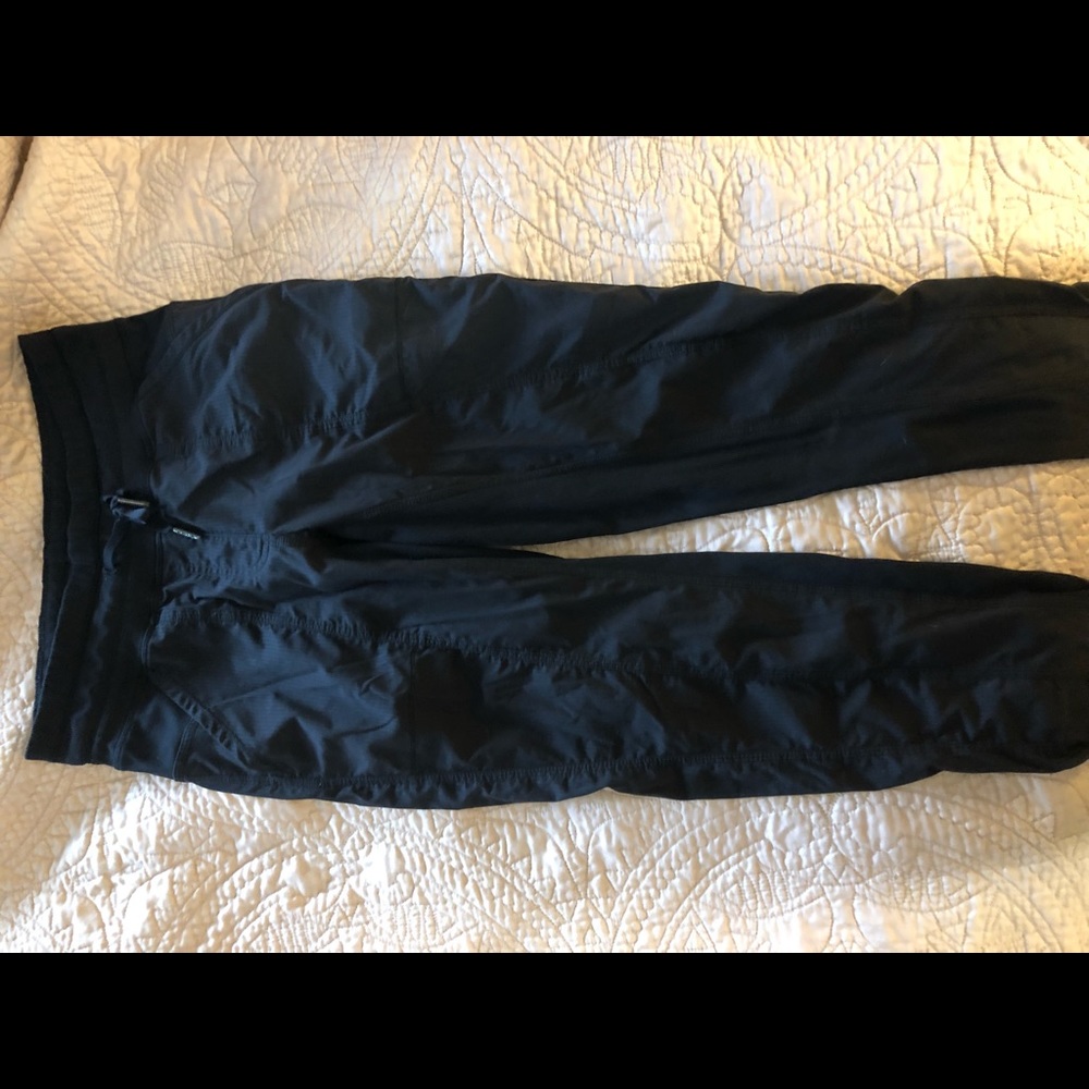 Lululemon cargo pants. Street to studio I think?